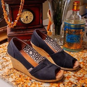 Tom's 6.5 wedge canvas sandal